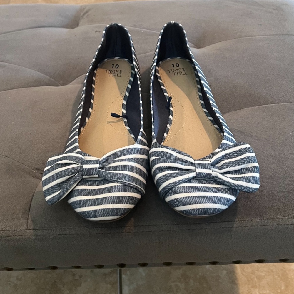 Super adorable blue ballet flats with a bow